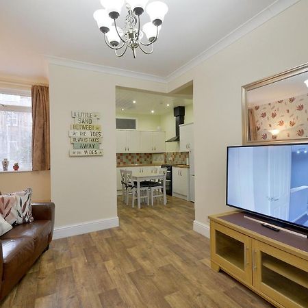 Spacious Modern Ground Floor Apartment, For Up To 6 Guests Scarborough Eksteriør billede