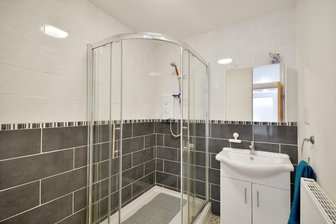 Spacious Modern Ground Floor Apartment, For Up To 6 Guests Scarborough Eksteriør billede